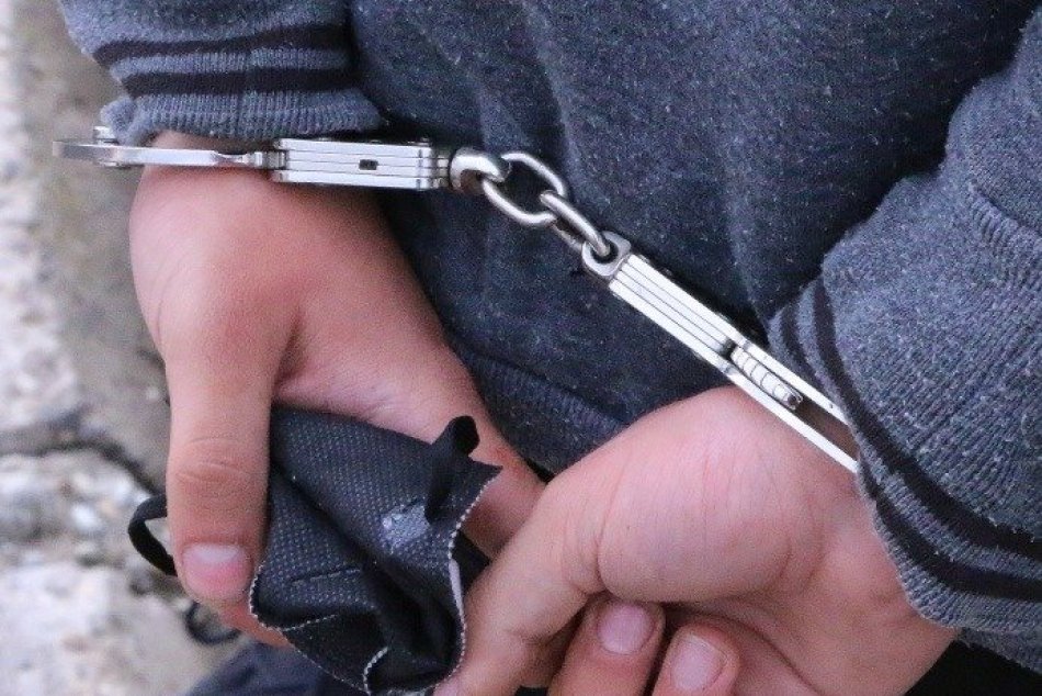 Ilustračný obrázok k článku Lúpež v kaviarni: 18-krát trestaný Trenčan pristúpil k čašníčke a hrozil smrťou!