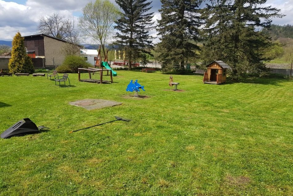 Ilustračný obrázok k článku Prvú kosbu už majú za sebou: TIETO bystrické ihriská sa dočkali úpravy, FOTO