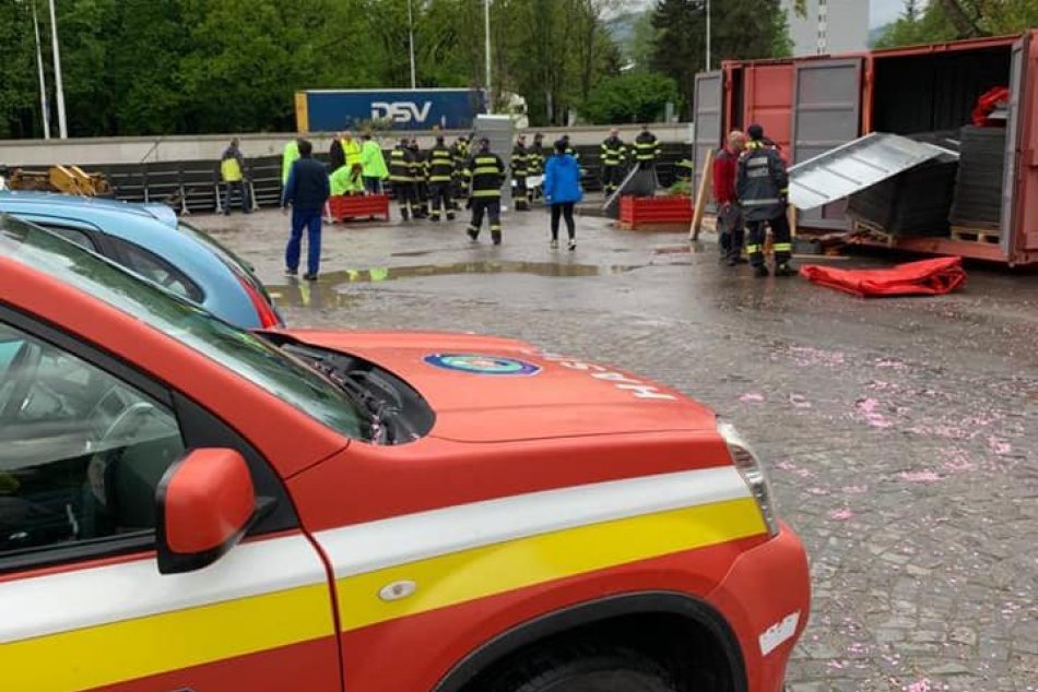 Ilustračný obrázok k článku Hasiči chcú zabrániť vybreženiu Hrona: Pri bystrickom zimáku stavajú protipovodňové bariéry, FOTO