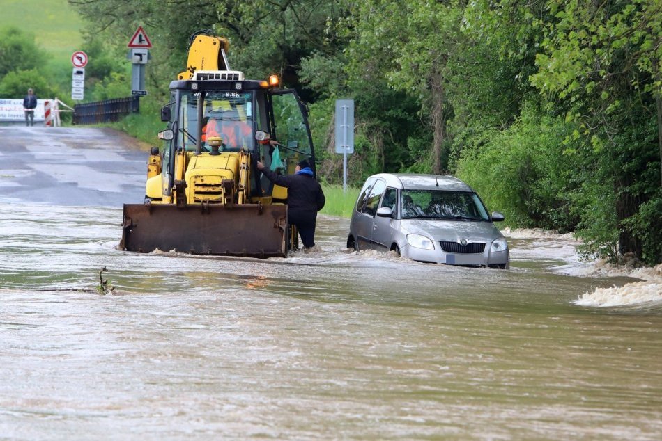 Ilustračný obrázok k článku Po búrkach môžu stúpať hladiny riek: Hrozia aj ZOSUVY svahov a podmyté cesty!