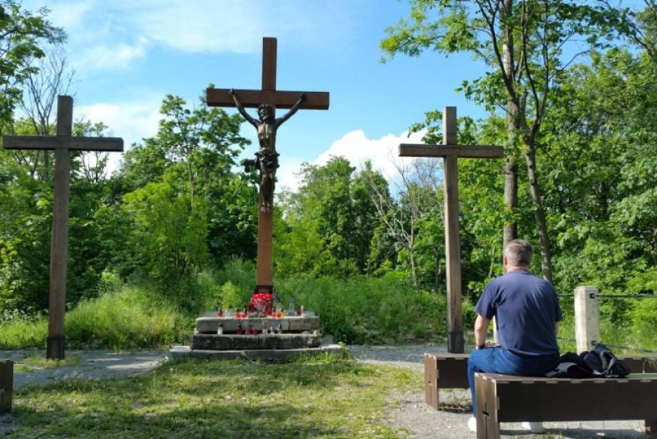 Ilustračný obrázok k článku Z tohto kopca je nádherný výhľad na časť Bratislavy: Objavte Kalváriu ukrytú v tôni stromov +FOTO