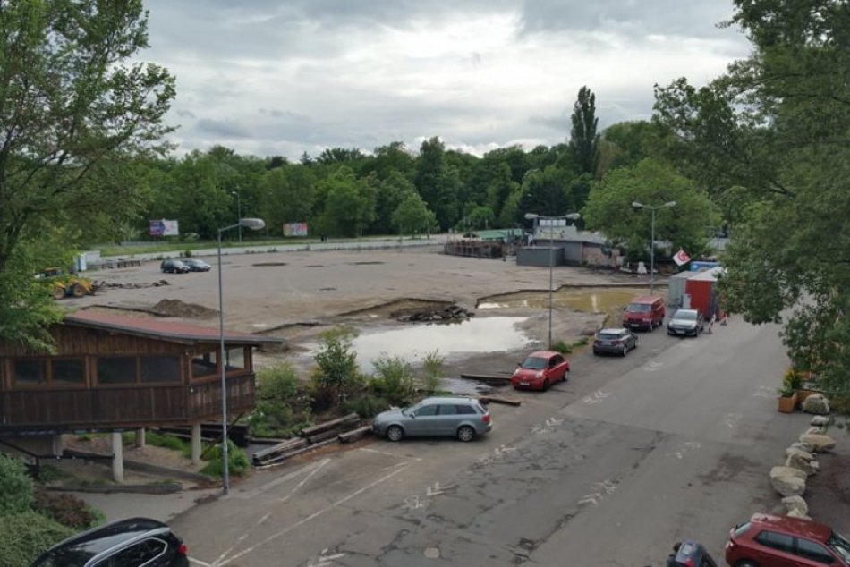 Ilustračný obrázok k článku FOTO + VIDEO: Vždy vyťažené parkovisko pri Dunaji je zatvorené. Čo sa tam deje?