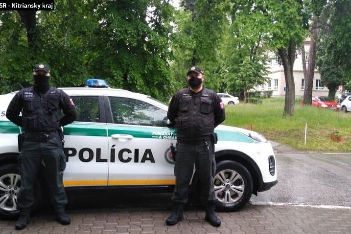 Ilustračný obrázok k článku MUŽI na správnom mieste: Nitrianski policajti neváhali a pomohli žene zo Zámkov