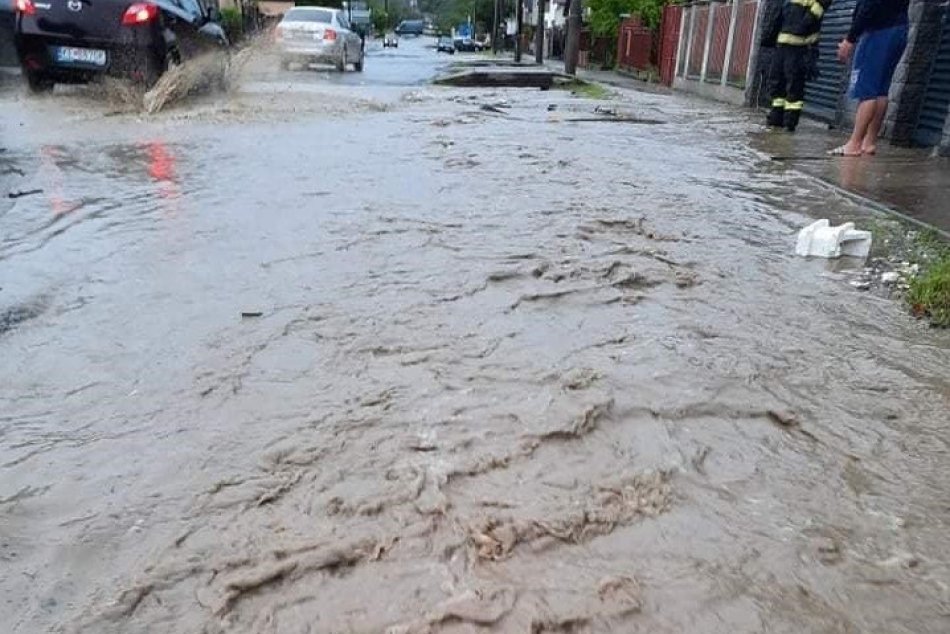 Ilustračný obrázok k článku V mestskej časti Biely Potok sa vybrežila rieka: Primátor sa obáva stability jedného mosta