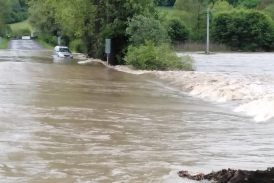 Ilustračný obrázok k článku Zásah hasičov neďaleko Zvolena: Zachraňovali ľudí zo zatopených áut, FOTO