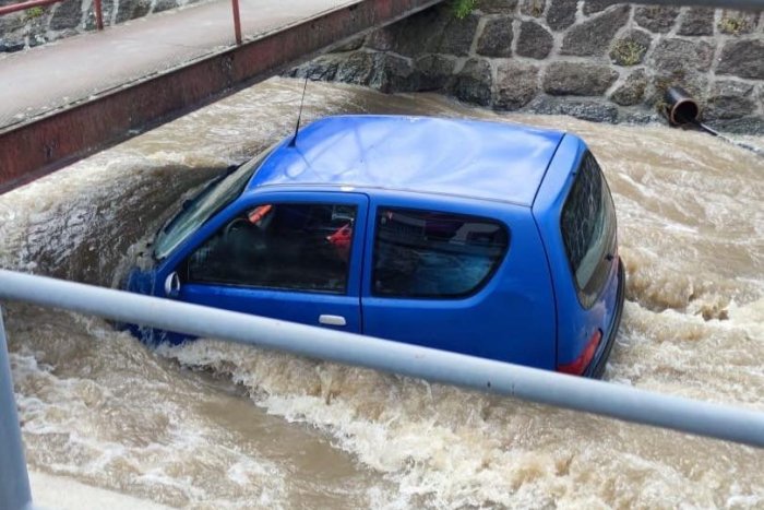 Ilustračný obrázok k článku Dramatická záchrana! Dôchodkyňa ostala uväznená v aute v rozbúrenom potoku, FOTO