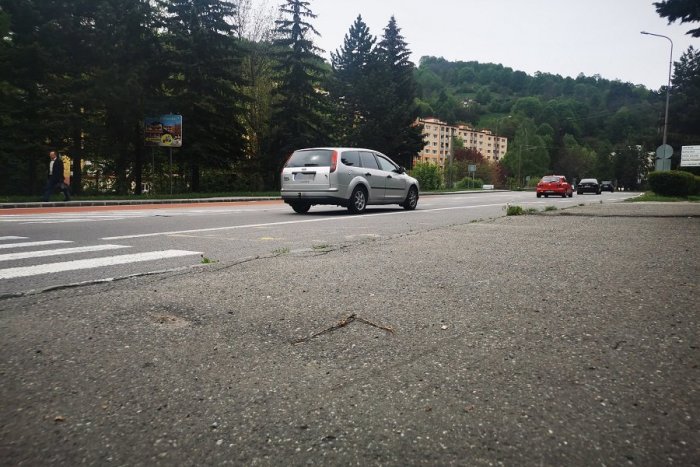 Ilustračný obrázok k článku Hlavný ťah Kremnicou je problém, vznikla petícia: Cestári sľubujú riešenie