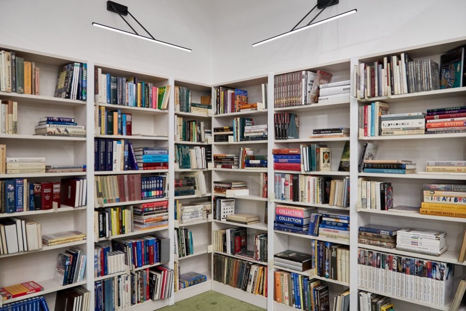 Ilustračný obrázok k článku Vo zvolenskej knižnici pokračuje obnova za státisíce eur: Práce neutíchnu ani v lete