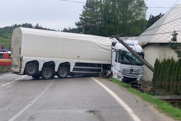 Ilustračný obrázok k článku Cesta neprejazdná v oboch smeroch: Problémy narobil havarovaný kamión