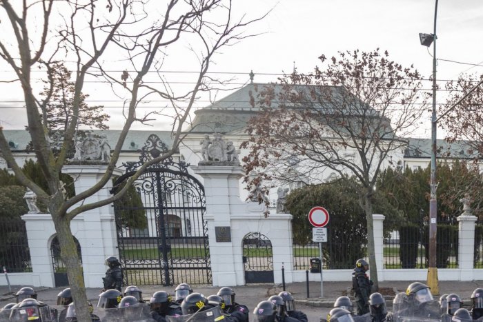 Ilustračný obrázok k článku Pred úradom vlády sa protestovalo: Ľudia žiadali predčasné voľby