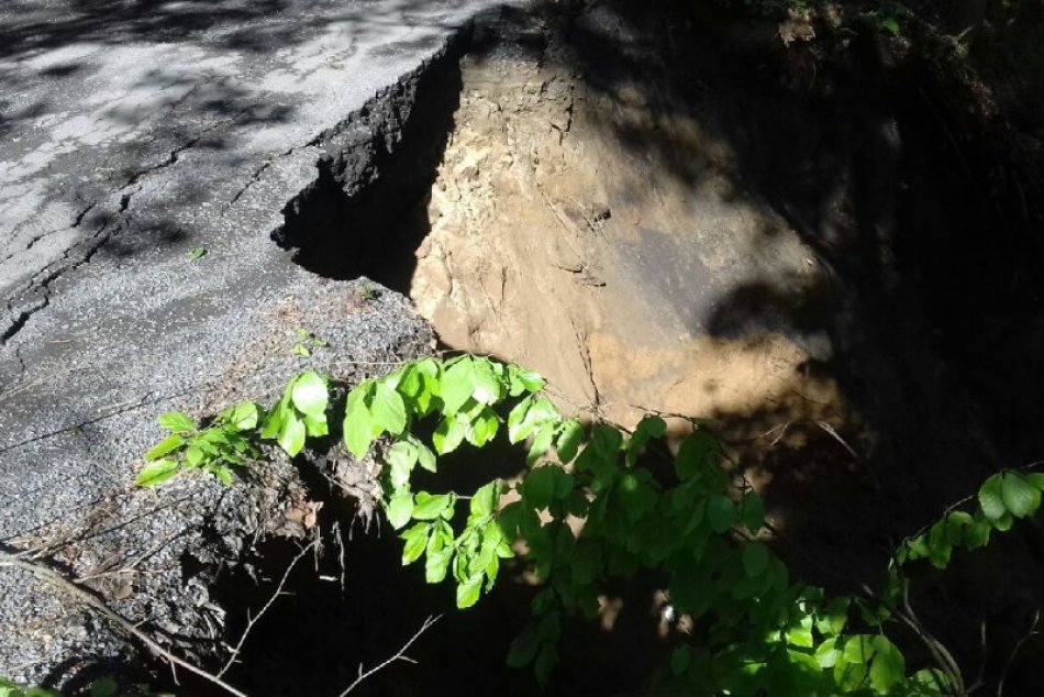 Ilustračný obrázok k článku Na území Bystrice vyhlásil primátor mimoriadnu situáciu: Došlo k podmytiu cesty