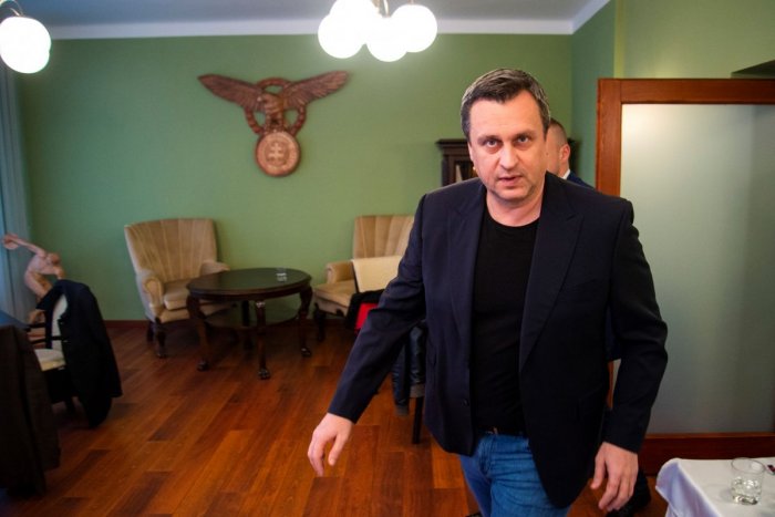 Ilustračný obrázok k článku Danko z SNS zaútočil na Pellegriniho stranu: Nazval ju homosexuálnymi jedincami!