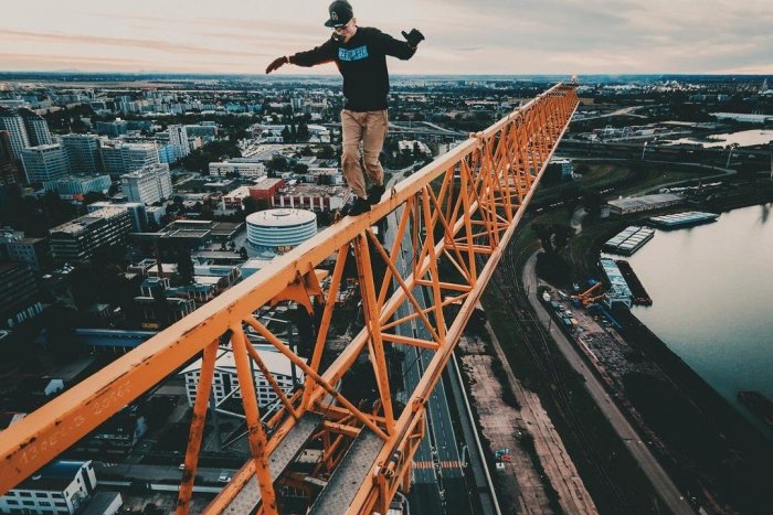 Ilustračný obrázok k článku Ukrajinec vyliezol na najvyššiu budovu na Slovensku: Potom utekal pred políciou! VIDEO