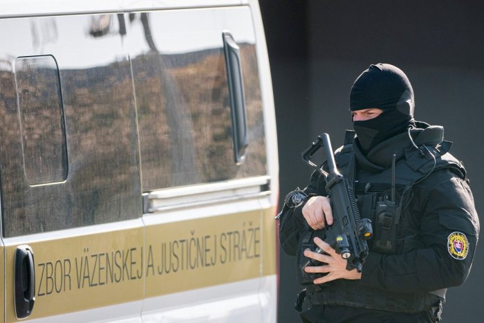 Ilustračný obrázok k článku Dvojnásobná vražda otriasla Považím: Lukáš sa mal mstiť za zlé správanie k deťom