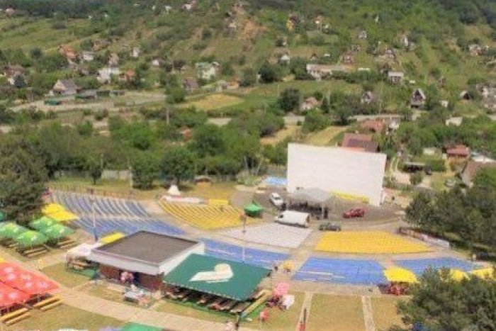 Ilustračný obrázok k článku Amfiteáter na Zemplínskej šírave s jedinečným spojením hudobných legiend