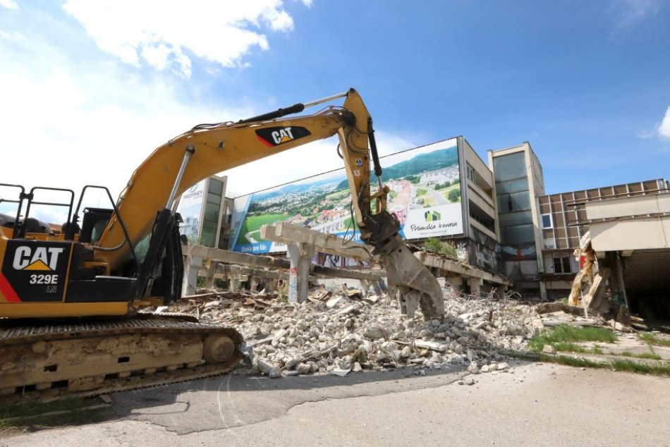 Ilustračný obrázok k článku Bystrický strašiak mizne pred očami: Takto prebiehajú búracie práce, FOTO