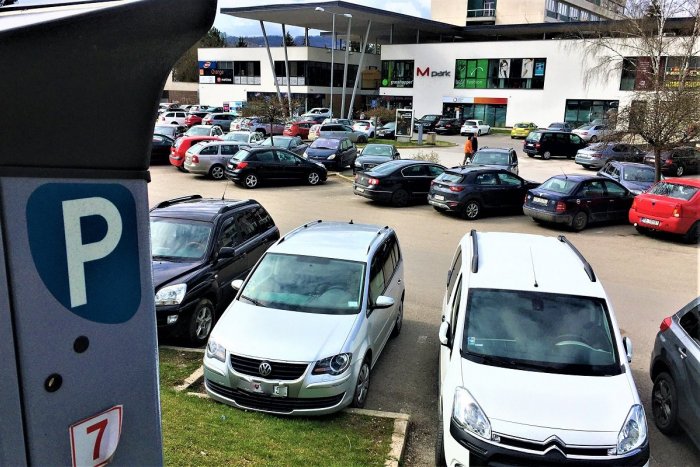 Ilustračný obrázok k článku Inde bežné už dlhé roky, v Považskej NOVINKA: Parkovné sa bude platiť aj cez SMS