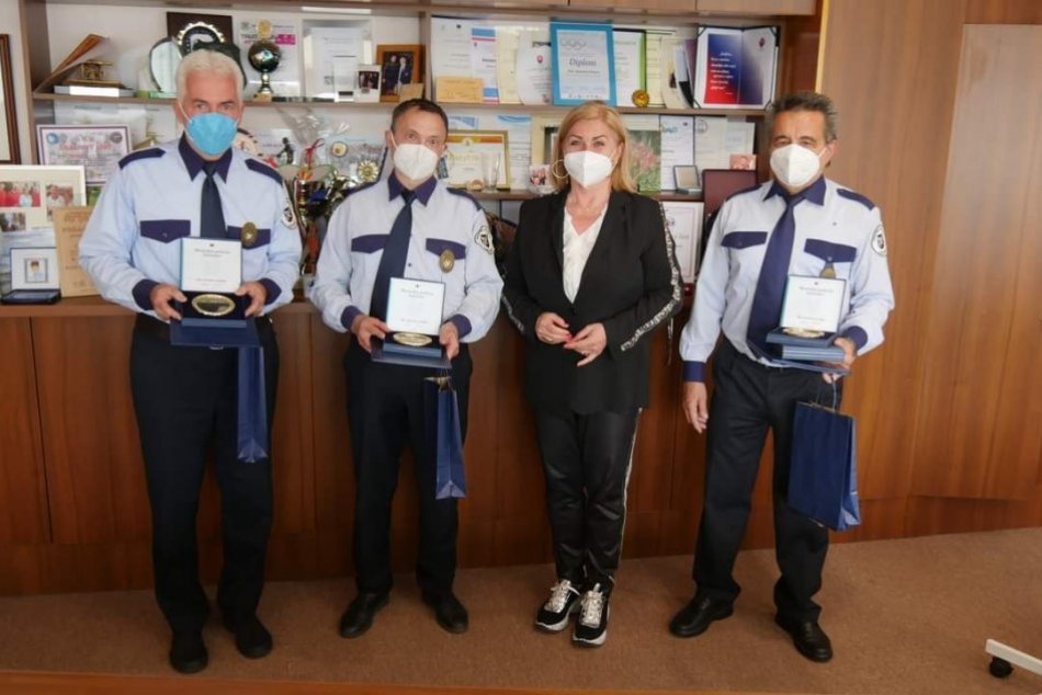 Ilustračný obrázok k článku Lučenecká primátorka ocenila príslušníkov mestskej polície: Funguje už 30 rokov, FOTO