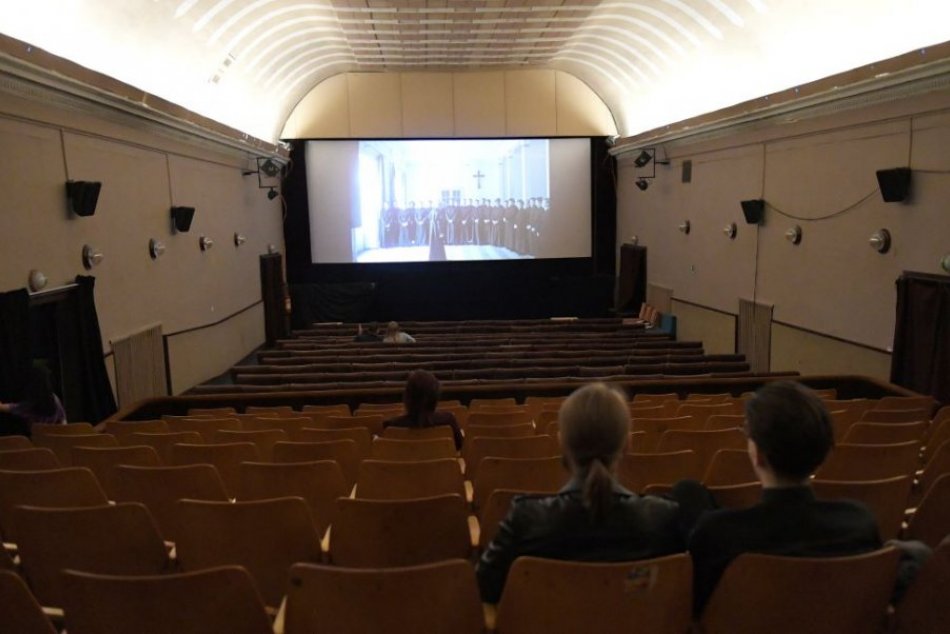 Ilustračný obrázok k článku Košice v čiernej farbe: Do kina a divadla sa dostanú iba plne zaočkovaní