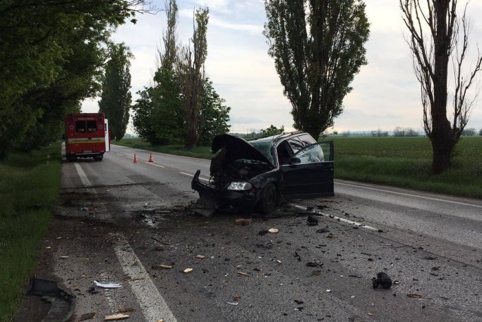 Ilustračný obrázok k článku Vážna nehoda za Trnavou: Mladý vodič narazil do stromu