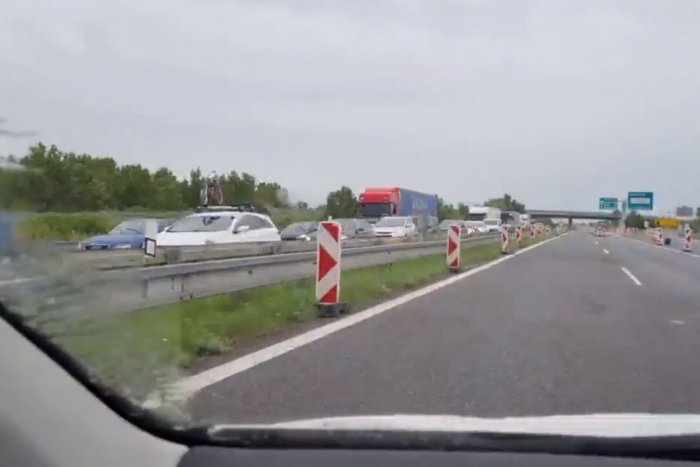 Ilustračný obrázok k článku VODIČI, pripravte si pevné nervy! Na hranici s Rakúskom je trojkilometrová kolóna, VIDEO