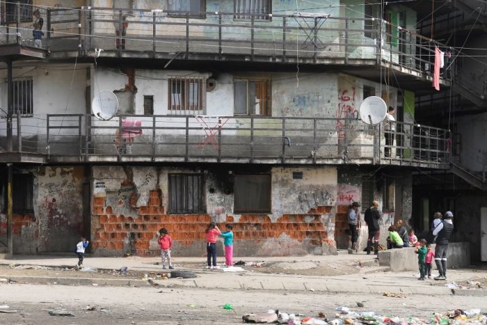 Ilustračný obrázok k článku Detstvo v chatrčiach a útulkoch: Vyše 700 detí v Košiciach nemá strechu nad hlavou!