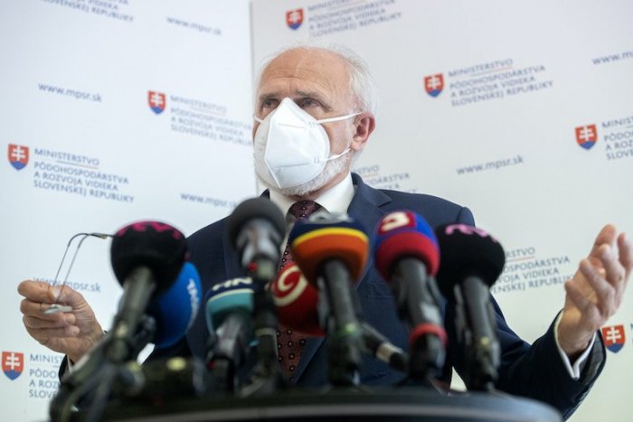 Ilustračný obrázok k článku Heger prichádza o prvého ministra! Mičovský odstupuje pre vážne podozrenie