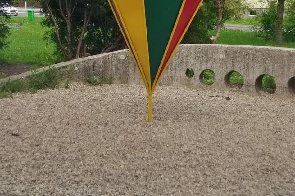 Ilustračný obrázok k článku Pamätáte si na kvetinové lienky? Bystrické ihrisko zdobí nevšedná NOVINKA, FOTO