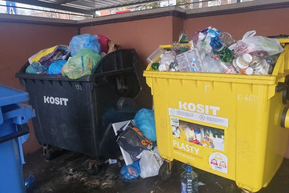 Ilustračný obrázok k článku Koniec preplneným kontajnerom? Kosit bude odpad zbierať aj večer