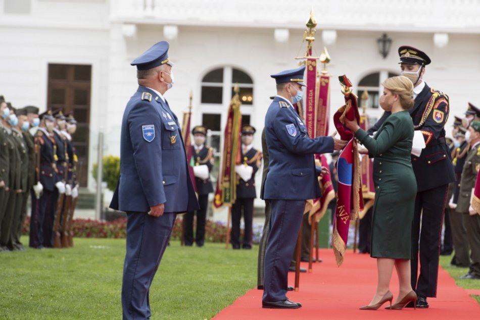 Ilustračný obrázok k článku Veľká pocta pre zvolenských vojakov: Z rúk prezidentky si prebrali bojovú zástavu