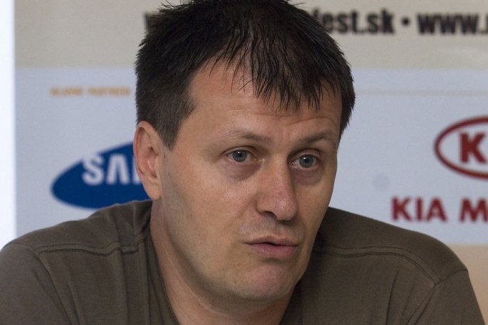 Ilustračný obrázok k článku Neopísateľný šok! Nečakaná smrť obľúbeného moderátora Jula Viršíka