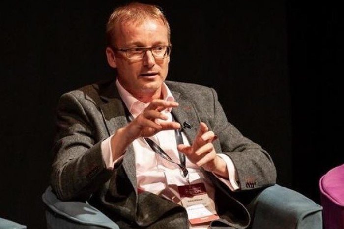 Ilustračný obrázok k článku Mimoriadne smutná správa: Zomrel bývalý športový komentátor Andrej Miklánek