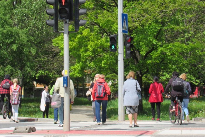 Ilustračný obrázok k článku Úzky ostrovček na Levočskej stresuje chodcov: Mesto uvažuje, že ho rozšíri, FOTO