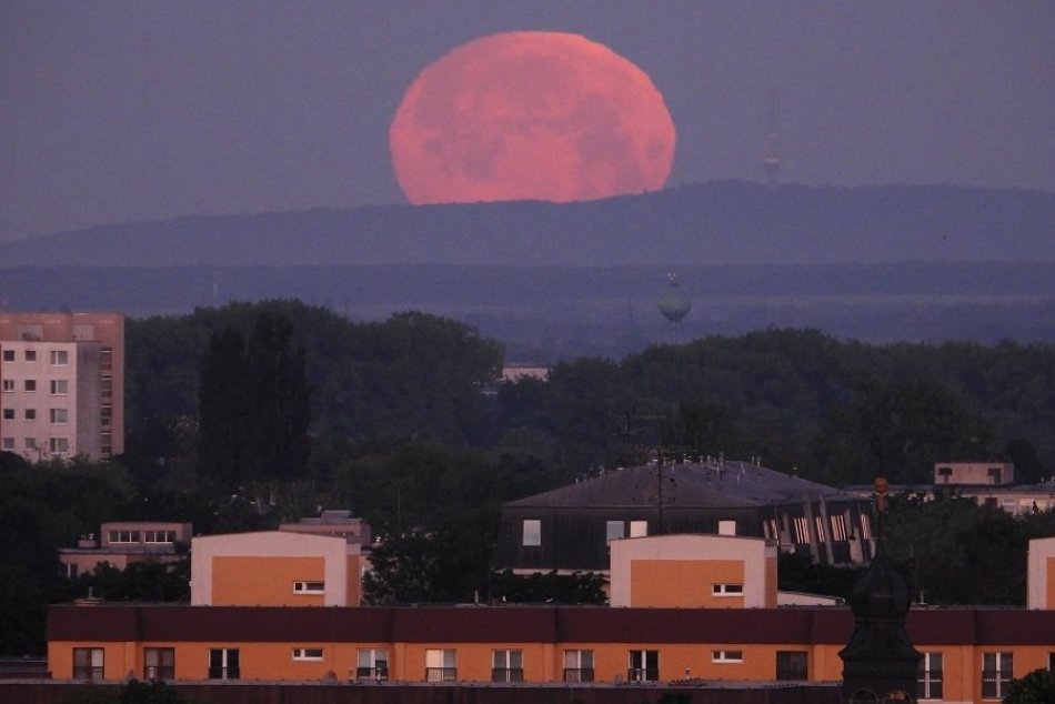 Ilustračný obrázok k článku Trnavčan zachytil NAJVÄČŠÍ spln v tomto roku: V plnej kráse sa ukázal takto nad mestom!