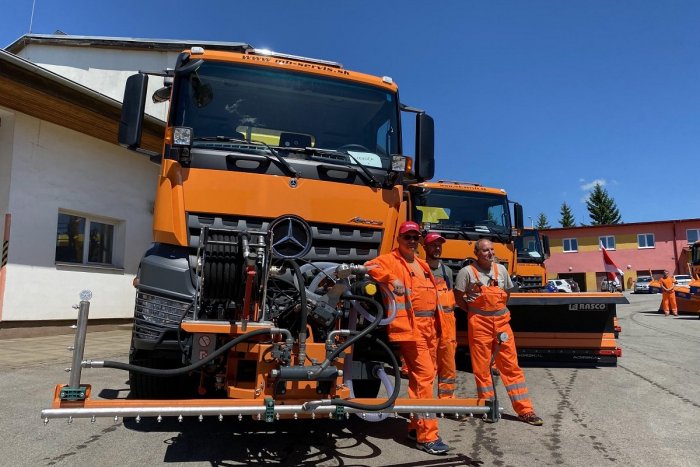 Ilustračný obrázok k článku Niektoré prejdú aj popod mosty: Cestári v kraji majú nové vozidlá za 2,3 milióna eur