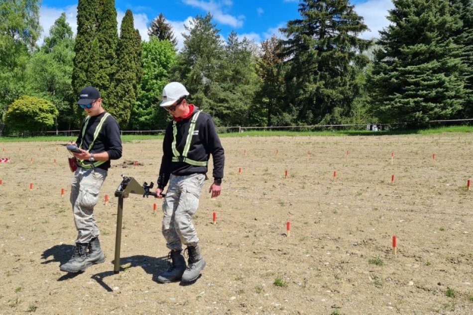 Ilustračný obrázok k článku Vojnový cintorín Háj Nicovô prehľadávajú pyrotechnici: Našla sa ďalšia munícia, FOTO