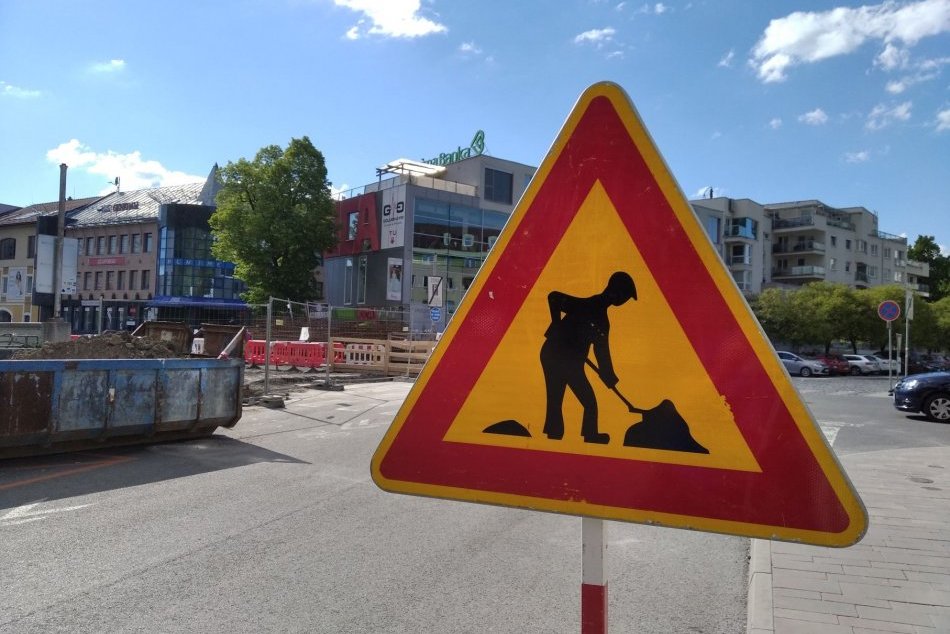 Ilustračný obrázok k článku Cestu pred VÍKENDOM si dobre naplánujte: Na 13 úsekoch v kraji hrozia OBMEDZENIA