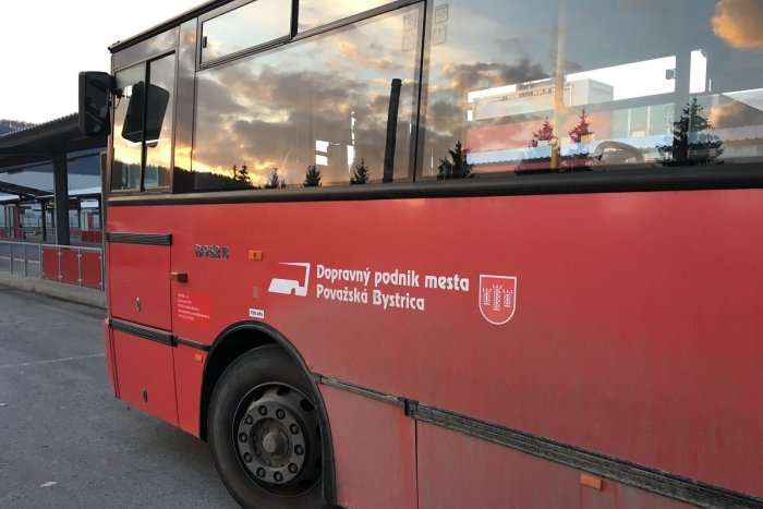 Ilustračný obrázok k článku Cestujúci v Považskej budú môcť platiť za MHD inak: Aké možnosti chystajú?
