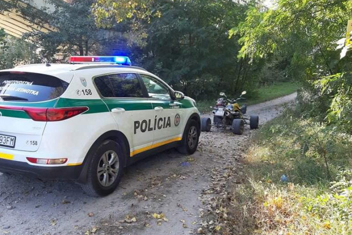 Ilustračný obrázok k článku Po obci sa preháňal OPITÝ štvorkolkár: Vodičák nebol jediným, čo mužovi chýbalo