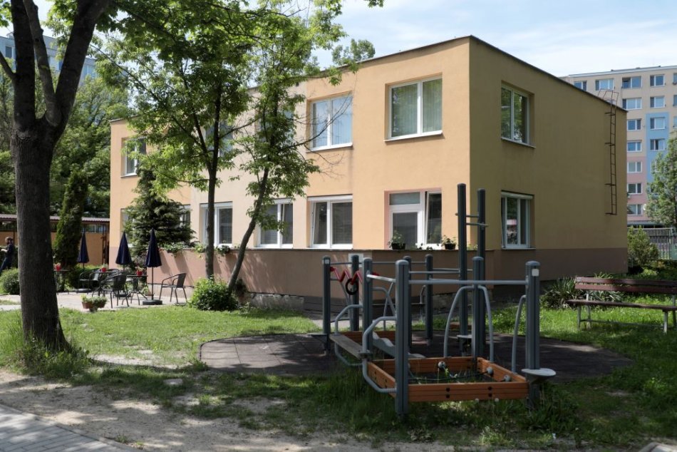 Ilustračný obrázok k článku Ľudia odkázaní na pomoc sa vrátia do nového. Na Laboreckej im vynovili priestory, FOTO