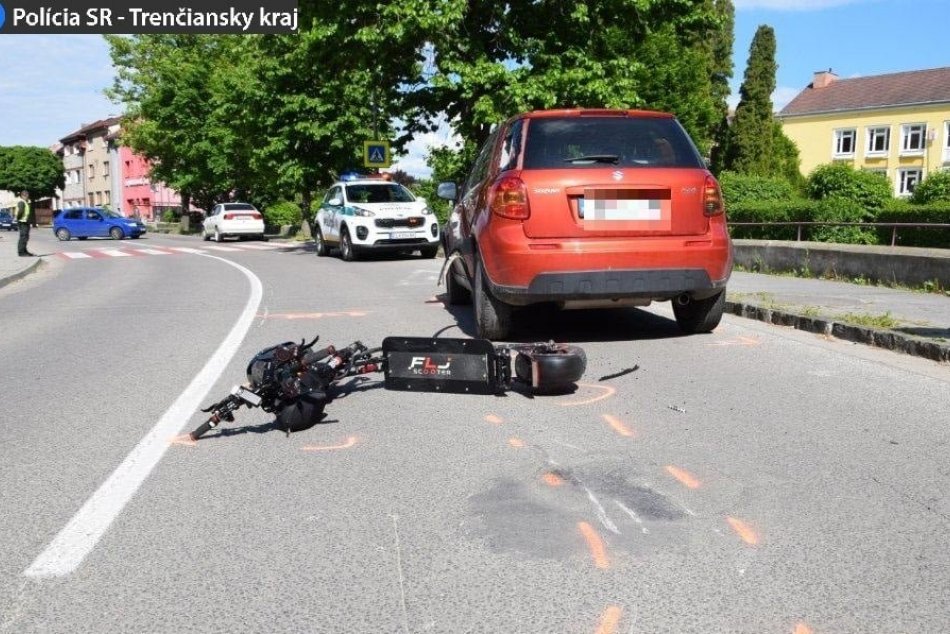 Ilustračný obrázok k článku Zrážka auta a kolobežky: Muž sa bude zo zranení zotavovať týždne, FOTO