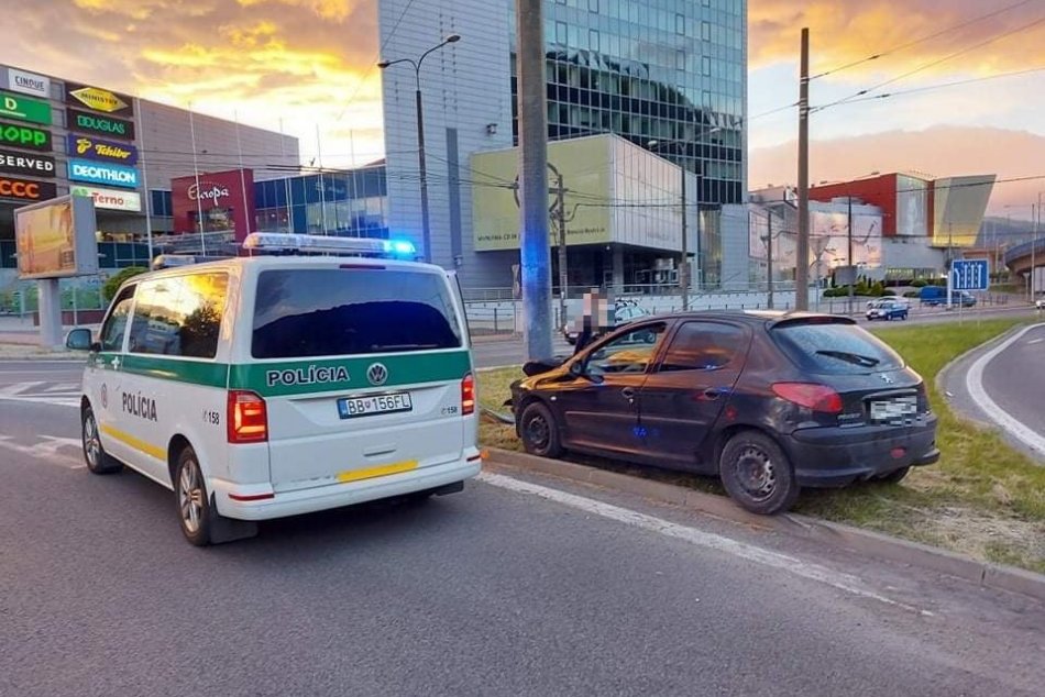 Ilustračný obrázok k článku Mladý vodič v Bystrici nezvládol prejazd kruháčom: Polícia prezradila príčinu, FOTO