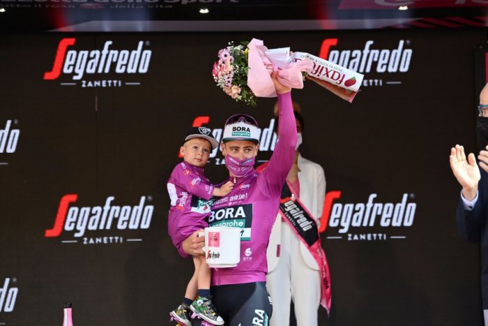 Ilustračný obrázok k článku Veď to je celý TATKO! Peter Sagan ukázal prvý raz na verejnosti syna Marlona, FOTO