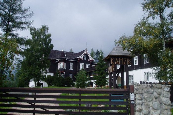 Ilustračný obrázok k článku Členovia vlády prichytení vo Vysokých Tatrách! Sledovali v parádnej vile hokej?