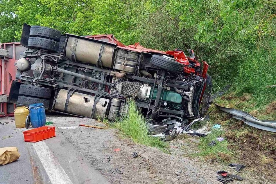 Ilustračný obrázok k článku V Jakube sa prevrátil kamión: Prvé INFO z miesta nehody