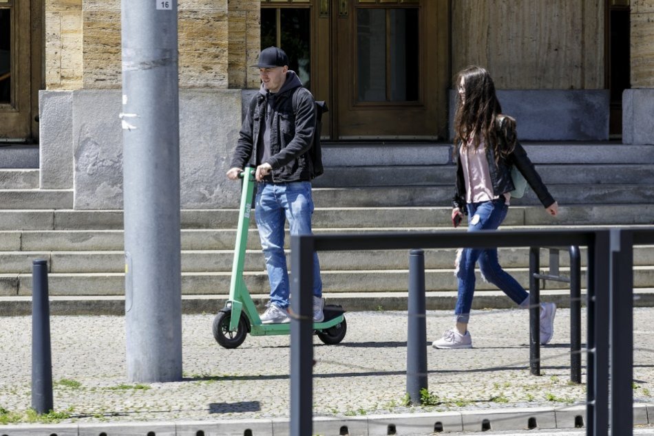 Ilustračný obrázok k článku Chcete jazdiť na kolobežke aj v zime? Bolt RADÍ, ako ju bezpečne používať