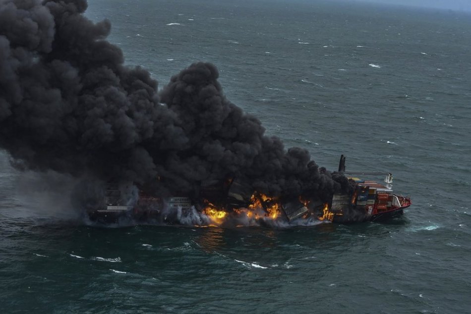 Ilustračný obrázok k článku Srí Lanka bojuje s ekologickou katastrofou: Po požiari unikajú do mora TONY chemikálií!