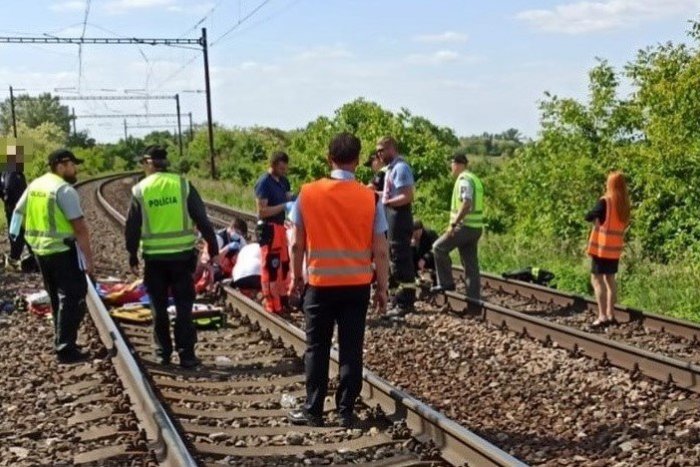 Ilustračný obrázok k článku Rušňovodič nedokázal zrážke s dievčatami zabrániť: Robili si fotky na trati?