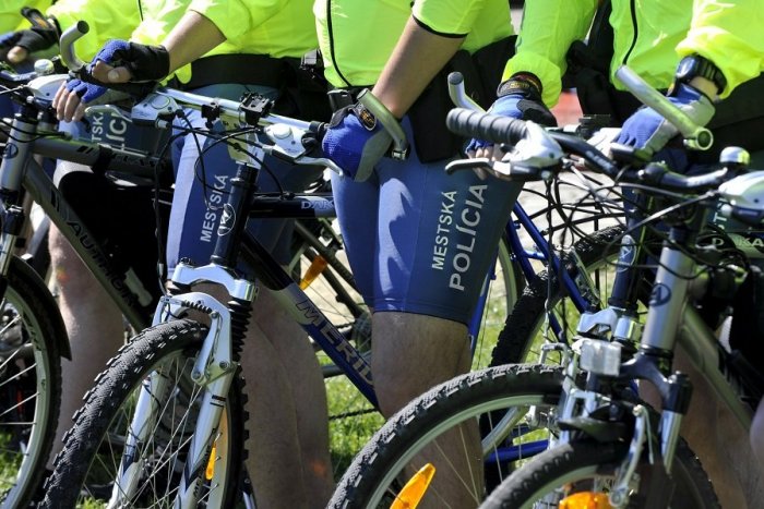 Ilustračný obrázok k článku V meste pribudnú cyklohliadky: Čo budú riešiť mestskí policajti na dvoch kolesách?