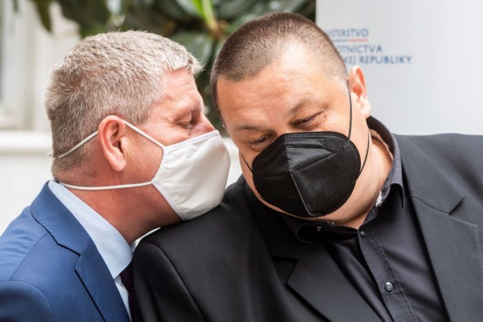 Ilustračný obrázok k článku Minister zdravotníctva sa vyjadril ku odchodu Mikasa: Je hlavný hygienik na ODSTREL?